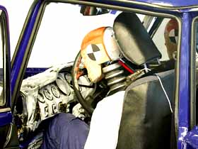 Краш-тест "Жигулей". Фото: журнал "АвтоРевю" Краш-тест "Жигулей". Фото: журнал "АвтоРевю"