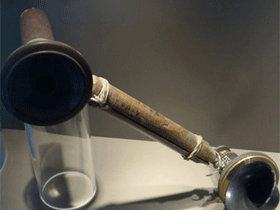 Старинная телефонная трубка.  Фото с сайта  www.mforum.ru Старинная телефонная трубка.  Фото с сайта  www.mforum.ru