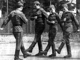 Сергей Иванов (в центре) на военной кафедре Ленинградского гос.университета. Фото "Коммерсант" Сергей Иванов (в центре) на военной кафедре Ленинградского гос.университета. Фото "Коммерсант"