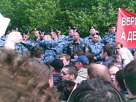 ОМОН пресует участников митинга на Горбатом мосту, фото сайта Newsru.com (С) ОМОН пресует участников митинга на Горбатом мосту, фото сайта Newsru.com (С)
