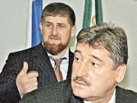 Рамзан Кадыров и Алу Алханов. Фото сайта www.kp.ru Рамзан Кадыров и Алу Алханов. Фото сайта www.kp.ru