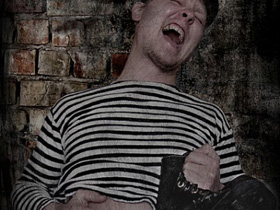 "Рассмешил салага!" Фото Германа Ломкова с сайта agencylgerman.narod.ru (С) "Рассмешил салага!" Фото Германа Ломкова с сайта agencylgerman.narod.ru (С)