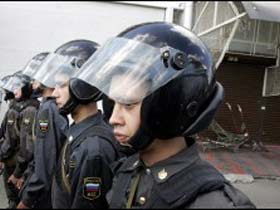 Милицейский кордон рядом с местом взрыва на Черкизовском рынке. Фото AFP (c) Милицейский кордон рядом с местом взрыва на Черкизовском рынке. Фото AFP (c)