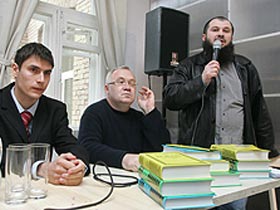 Главный редактор издательства "Ультра.Культура" Илья Кормильцев на пресс-конференции. Фото "Коммерванта" Главный редактор издательства "Ультра.Культура" Илья Кормильцев на пресс-конференции. Фото "Коммерванта"