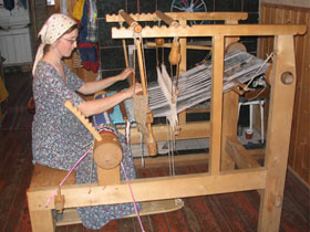 Девушка за станком. Фото: sirotinka.ru (с) Девушка за станком. Фото: sirotinka.ru (с)