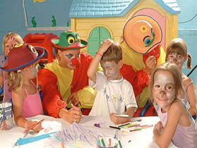 Дети подписывают бомбы. Фото с сайта users.livejournal.com Дети подписывают бомбы. Фото с сайта users.livejournal.com