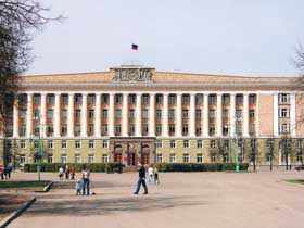 Здание администрации Новгородской области. Фото с сайта www.bazhenov.com Здание администрации Новгородской области. Фото с сайта www.bazhenov.com