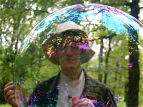 Огромный мыльный пузарь. Фото с сайта www.photosight.ru Огромный мыльный пузарь. Фото с сайта www.photosight.ru