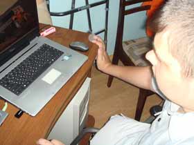 Андрей Сычев за компьютером Андрей Сычев за компьютером