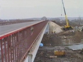 Мост через реку Чапаевка. Фото с сайта tvsamara.ru Мост через реку Чапаевка. Фото с сайта tvsamara.ru