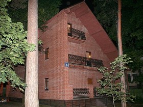 Дом, где, возможно, содержали Хамхоева. Фото с сайта kommersant.ru Дом, где, возможно, содержали Хамхоева. Фото с сайта kommersant.ru