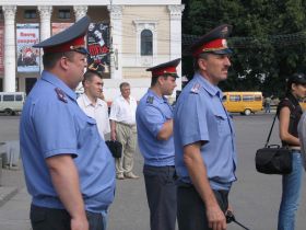 Милиция, фото: Мария Петрова, Каспаров.Ru Милиция, фото: Мария Петрова, Каспаров.Ru