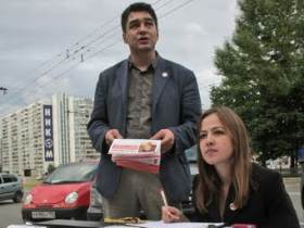 Сергей Давидис собирает подписи. Фото с сайта davidis2009.livejournal.com Сергей Давидис собирает подписи. Фото с сайта davidis2009.livejournal.com