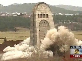 Снос мемориала воинской славы в Грузии. Фото: nr2.ru Снос мемориала воинской славы в Грузии. Фото: nr2.ru