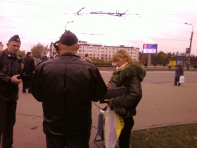 Лариса Арап беседует с милиционерами. Фото Елены Васильевой Лариса Арап беседует с милиционерами. Фото Елены Васильевой