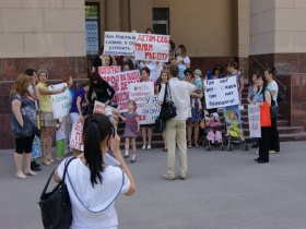 Пикет волгоградских мам. Фото с сайта http://nbp-volzhsky.livejournal.com/204679.html#cutid1 Пикет волгоградских мам. Фото с сайта http://nbp-volzhsky.livejournal.com/204679.html#cutid1