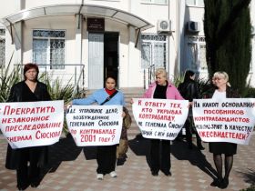 Пикет в поддержку генерала Сюсюры, фото Светланы Кравченко, Каспаров.Ru Пикет в поддержку генерала Сюсюры, фото Светланы Кравченко, Каспаров.Ru