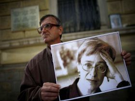 акция памяти у дома политковской.Фото с сайта: http: //interfax.ru акция памяти у дома политковской.Фото с сайта: http: //interfax.ru