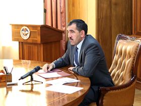 Евкуров на встрече с родственниками убитых. Фото с сайта ingushetia.ru Евкуров на встрече с родственниками убитых. Фото с сайта ingushetia.ru