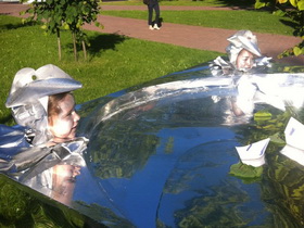 Дети в роли "живых статуй" на ПМЭФ. Фото из twitter.com/NikitaBelyh Дети в роли "живых статуй" на ПМЭФ. Фото из twitter.com/NikitaBelyh