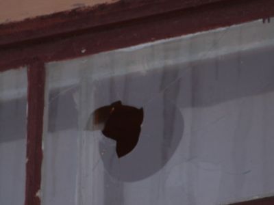 Разбитое окно. Фото нижегородской "Другой России". Разбитое окно. Фото нижегородской "Другой России".
