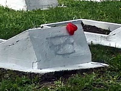 Оскверненные братские могилы. Фото Виктора Шамаева, Каспаров.Ru Оскверненные братские могилы. Фото Виктора Шамаева, Каспаров.Ru