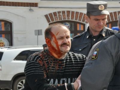 Руководитель "Мемориала" в Сыктывкаре" Игорь Сажин после нападения националистов. Фото портала 7х7. Руководитель "Мемориала" в Сыктывкаре" Игорь Сажин после нападения националистов. Фото портала 7х7.