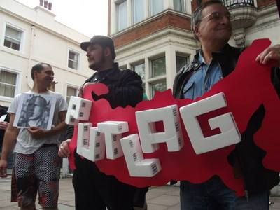 Пикет в Лондоне. Фото с drugros.ru Пикет в Лондоне. Фото с drugros.ru