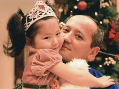 Мухтар Аблязов с дочерью. Фото со страницы Аблязова в "Фейсбуке" Мухтар Аблязов с дочерью. Фото со страницы Аблязова в "Фейсбуке"