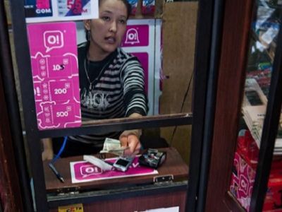 Продавщица в Киргизии. Фото из блога ottenki-serogo.livejournal.com Продавщица в Киргизии. Фото из блога ottenki-serogo.livejournal.com