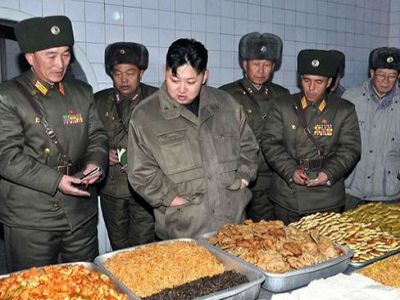 Ким Чен Ын с подданными. Фото из блога stafford-k.livejournal.com Ким Чен Ын с подданными. Фото из блога stafford-k.livejournal.com