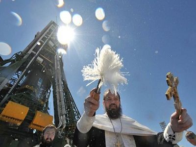 Поп освящает ракету Поп освящает ракету