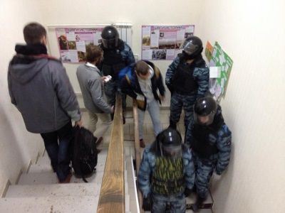 Задержание слушателей лекции о Майдане. Фото: https://www.facebook.com Задержание слушателей лекции о Майдане. Фото: https://www.facebook.com