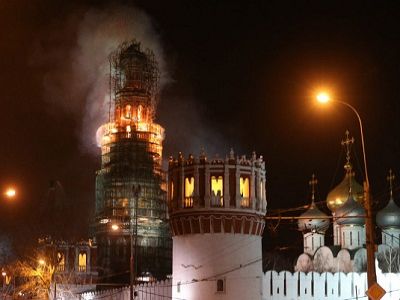 Пожар на колокольне Новодевичьего монастыря, 15.3.15. Источник - http://foto.rg.ru/photos/4f7b5130/3.html Пожар на колокольне Новодевичьего монастыря, 15.3.15. Источник - http://foto.rg.ru/photos/4f7b5130/3.html