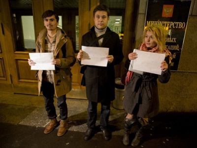 Пикет против цензуры у Минкомсвязи с белыми листами, 12.11.12. Источник - http://www.novayagazeta.ru/ Пикет против цензуры у Минкомсвязи с белыми листами, 12.11.12. Источник - http://www.novayagazeta.ru/