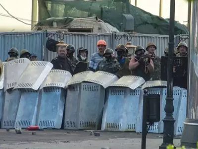 Одесса, 2.5.2014, вооруженные штурмовики за милицейскими щитами. Источник - http://napaki.livejournal.com/100072.html Одесса, 2.5.2014, вооруженные штурмовики за милицейскими щитами. Источник - http://napaki.livejournal.com/100072.html