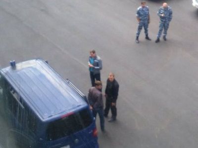 Автобус, где возят ключевого свидетеля Никиту Тихонова Автобус, где возят ключевого свидетеля Никиту Тихонова