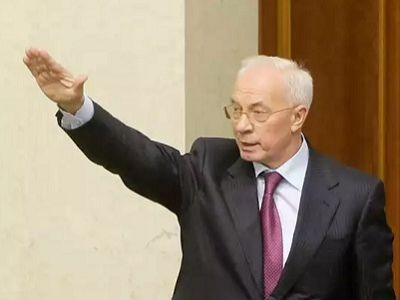 Зигующий Азаров. Источник - http://strana.in.ua/ Зигующий Азаров. Источник - http://strana.in.ua/