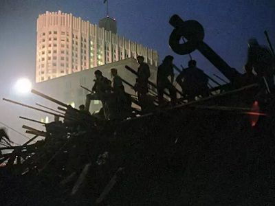 Баррикада у Белого дома, 20.08.91. Источник - jasonbourn.livejournal.com Баррикада у Белого дома, 20.08.91. Источник - jasonbourn.livejournal.com