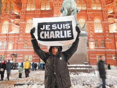 Владимир Ионов с плакатом Je suis Charlie. Фото: msk.bloknot.ru Владимир Ионов с плакатом Je suis Charlie. Фото: msk.bloknot.ru