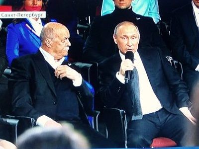 Говорухин и Путин на медиафоруме, СПб., 7.4.16. Скрин видео, публикуется в www.facebook.com/alexandr.hotz Говорухин и Путин на медиафоруме, СПб., 7.4.16. Скрин видео, публикуется в www.facebook.com/alexandr.hotz