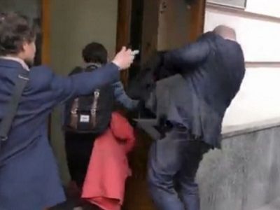 Хулиган со шприцем с ядовитой жидкостью, нападение на гостей ЦДК. Москва, 28.4.16. Скрин видео ren.tv, источник - lenta.ru Хулиган со шприцем с ядовитой жидкостью, нападение на гостей ЦДК. Москва, 28.4.16. Скрин видео ren.tv, источник - lenta.ru