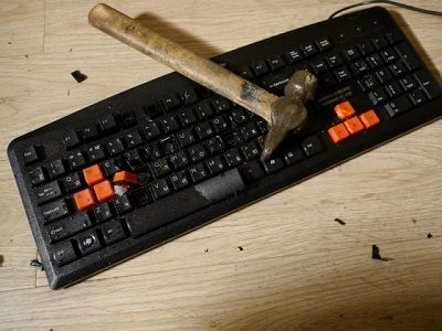 Молоток и клавиатура. Источник - old.defender.ru Молоток и клавиатура. Источник - old.defender.ru