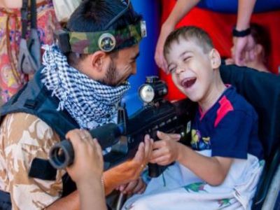 Дети и военные. Фото: ru.krymr.com Дети и военные. Фото: ru.krymr.com