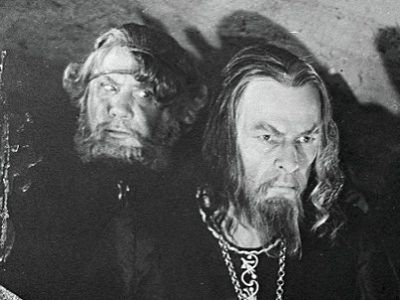 Грозный и Скуратов (из к/ф "Иван Грозный" 1944 г.) Источник - news_enc.academic.ru Грозный и Скуратов (из к/ф "Иван Грозный" 1944 г.) Источник - news_enc.academic.ru