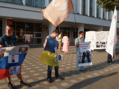 Пикет в защиту политзаключенных. Фото: Лиза Охайзина, Каспаров.Ru Пикет в защиту политзаключенных. Фото: Лиза Охайзина, Каспаров.Ru
