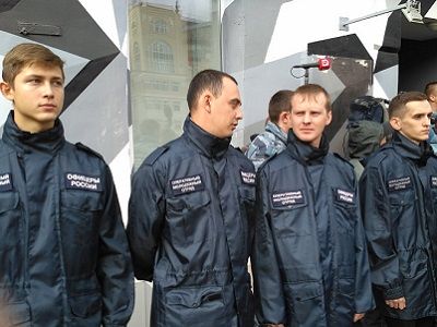 Боевики "Офицеров России" у центра им. братьев Люмьер, 25.9.16. Источник - twitter.com/GraniTweet Боевики "Офицеров России" у центра им. братьев Люмьер, 25.9.16. Источник - twitter.com/GraniTweet