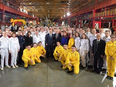 Владимир Путин и работники завода "Этерно" (Челябинск). Источник - kremlin.ru Владимир Путин и работники завода "Этерно" (Челябинск). Источник - kremlin.ru