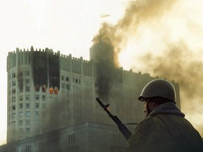 Штурм парламента РФ ("Белого дома"), октябрь 1993. Источник - loveopium.ru Штурм парламента РФ ("Белого дома"), октябрь 1993. Источник - loveopium.ru