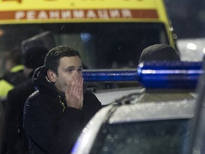 Илья Яшин на месте гибели Бориса Немцова, ночь с 27 на 28.02.15. Источник - static.err.ee Илья Яшин на месте гибели Бориса Немцова, ночь с 27 на 28.02.15. Источник - static.err.ee